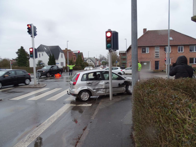 “Der er en hund i bilen”: Firhjulstrækker hamrer ind i mindre bil