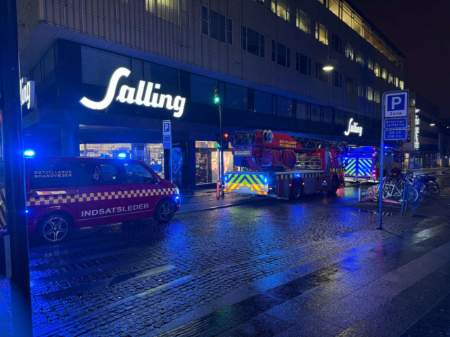 Aarhus: Brandvæsenet ankommer til Salling