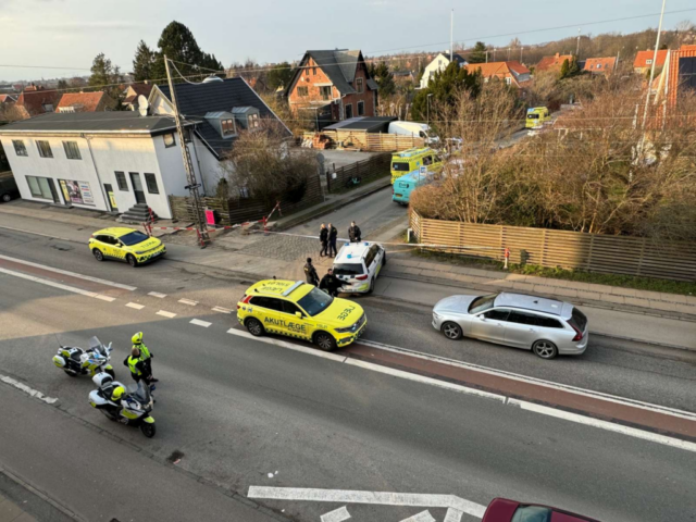 Lillebror dræber storebror for øjnene af forældrene