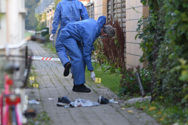 Politiet skyder knivmand på gaden: “Jeg slår jer ihjel”