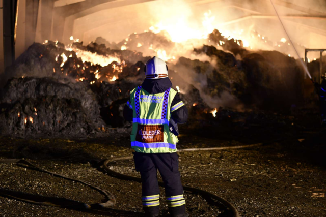 Voldsom brand ved historisk gods fortsætter