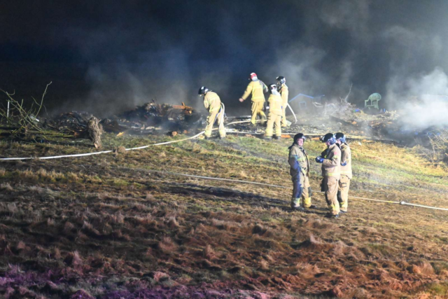 Brædstrup: Brandvæsnet slukker brand ved nedrevet gård