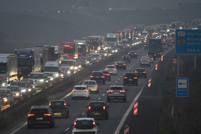 Massiv kø efter to uheld på motorvej