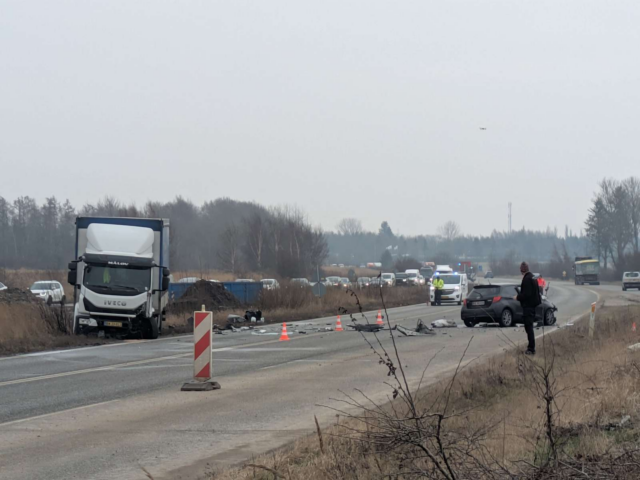 Lastbil og personbil i alvorlig ulykke: Motorvej spærret