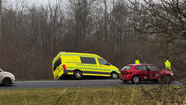 Sinker trafikken: Ambulance kører i grøften