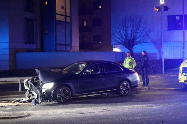 Kolding: Brager frontalt ind i helleanlæg