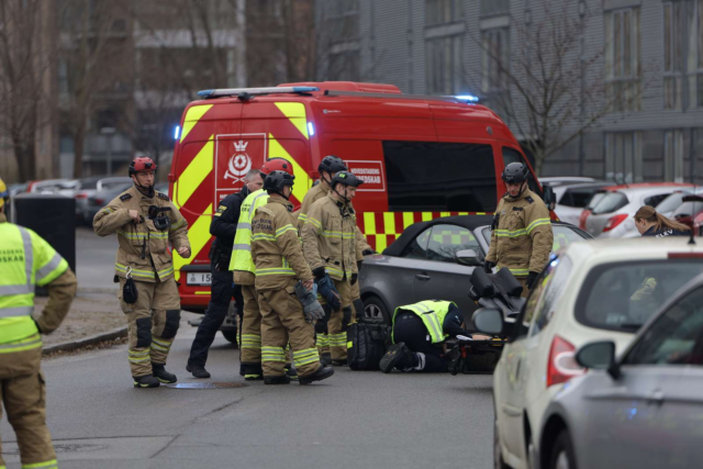 Cyklist fastklemt under sportsvogn på Amager