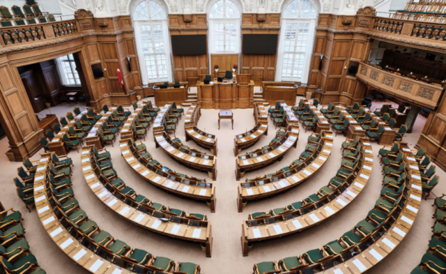 11 mennesker dræbt i skoleskyderi: Nu reagerer Folketinget