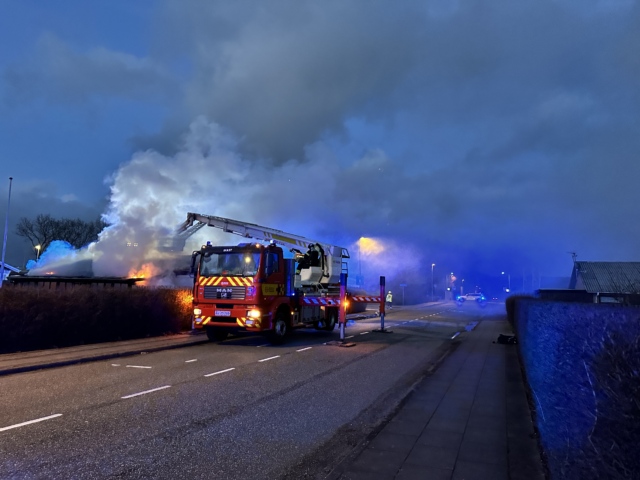 Flammer æder sig gennem hus: Vej totalt spærret under husbrand