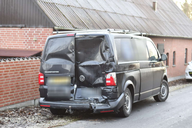 Lastbil rammer varevogn hårdt bagfra