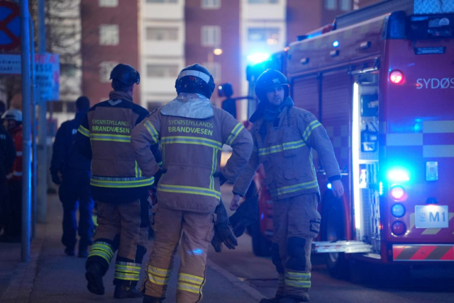 Brand i stort lejlighedskompleks