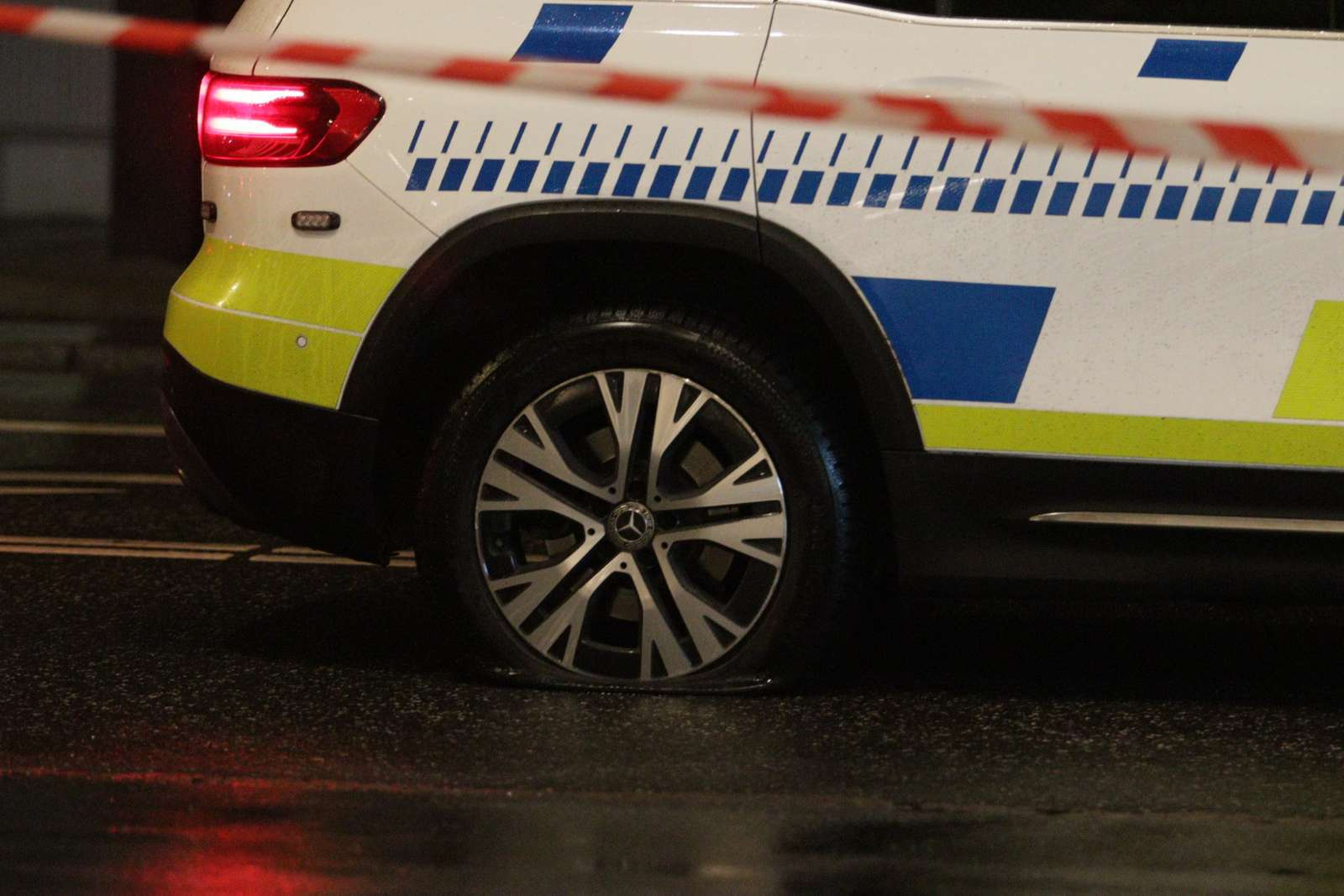Punkteret Politibil Sp rrer Trafik Midt I K benhavn Efter Politisag punkteret-politibil-sp-rrer-trafik-midt-i-k-benhavn-efter-politisag