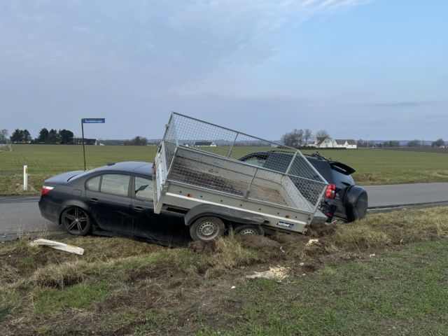 Mand sigtet efter voldsomt uheld: Trailer ender ovenpå bil