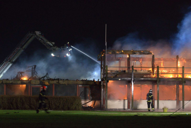 Politiet advarer om voldsom brand: Restaurant ædes af flammehav