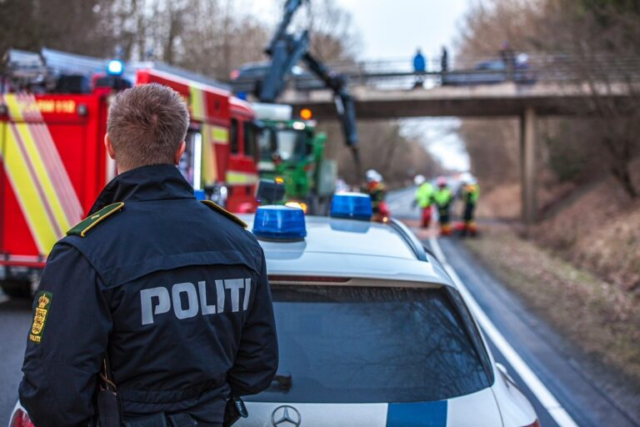 Lastbil påkører bro: Vej spærret på ubestemt tid