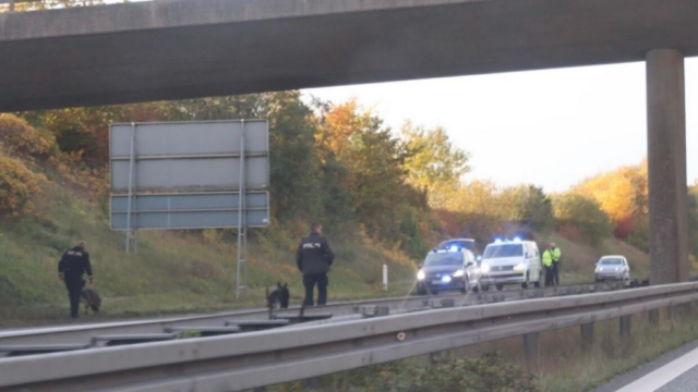 Teenager cykler mod trafikken på motorvejen