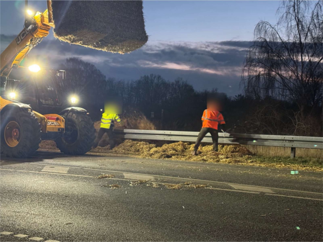 Næstved: Store halmballer tabt på kørebanen