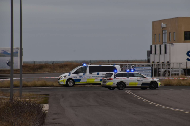 Politiet afspærrede ved byggeplads: ‘Hold jer indendøre’