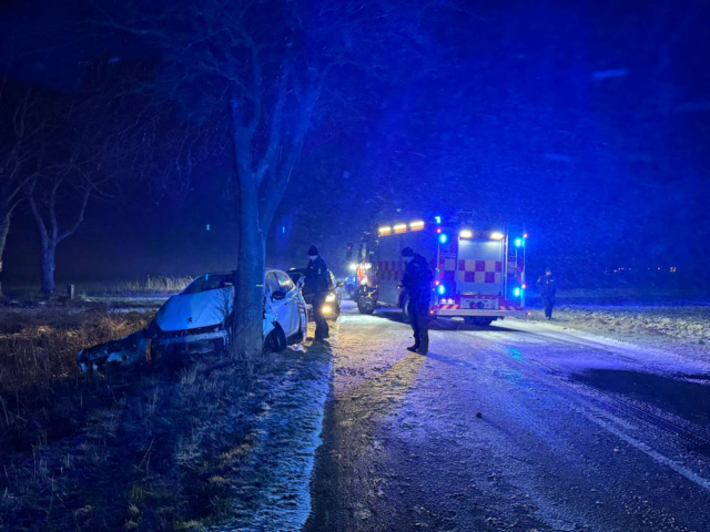 Bil skrider ud og rammer vejtræ i sneen: Flere ambulancer ankommet