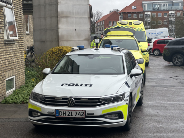 Politi og ambulancereddere rykker ud til asylcenter