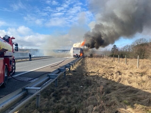 Lastbil brænder: Motorvej total spærres i flere timer