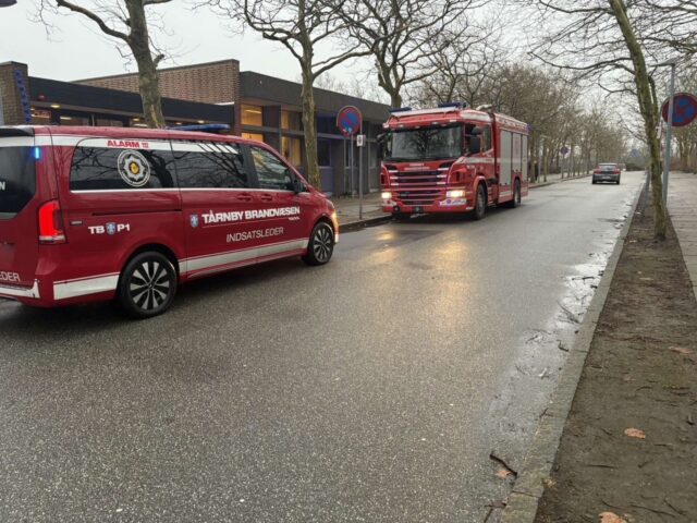 Beredskabet haster til skole: Flere brandkøretøjer ankommet