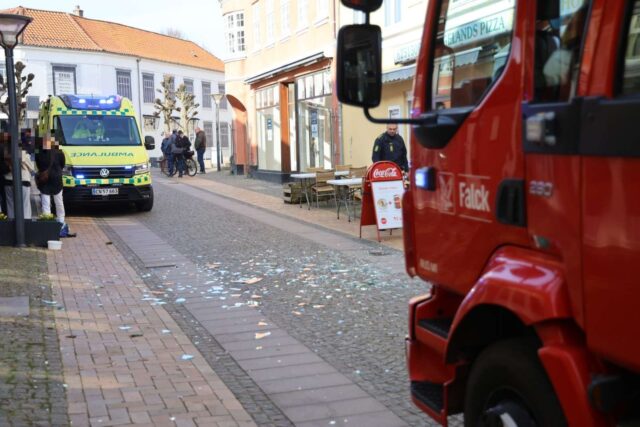 Ambulance fremme: Rude splintrer ud på gågade