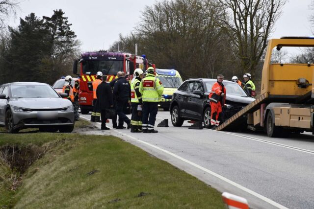 Flere ambulancer til stede: Hovedvej helt spærret