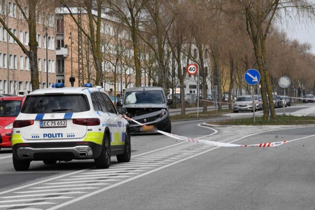 Brager ind i parkeret bil: Trafikeret vej spærret i flere timer