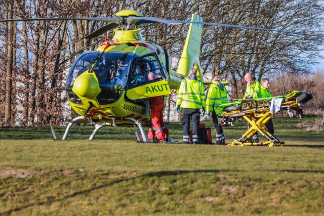 Ambulancer og lægehelikopter haster til lokalsamfund