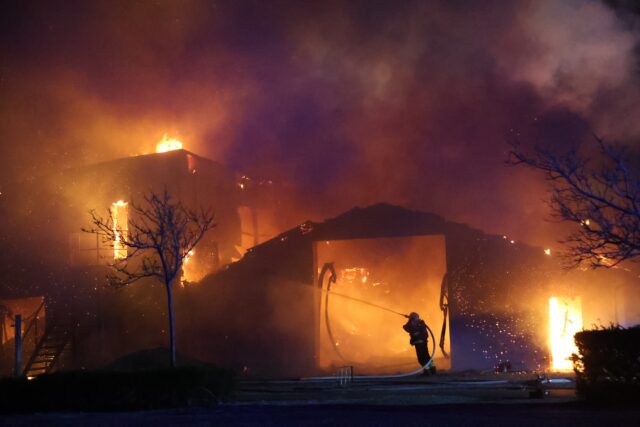 Overtændt: Voldsomme flammer æder sig gennem forhandler