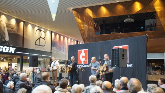 Musik, humor og vestjysk fortællekunst: Fejringsdag med Tørfisk i Herning Centret