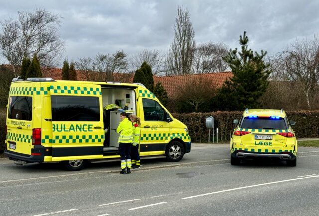 Biler brager sammen i kryds: Ambulance fremme