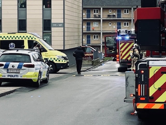 Stor udrykning til brand i boligområde