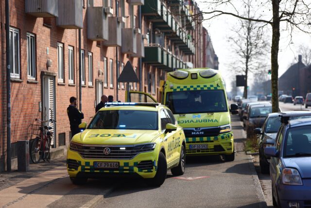 ‘Groft overfald i lejlighed’: Person hastet på hospitalet