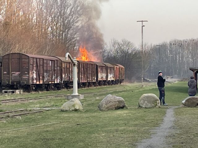 Høje flammer fra brændende godstog