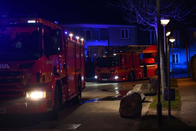 Brandvæsenet rykker talstærkt ud til lejlighed