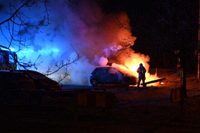 Bil opslugt af flammer på pendlerplads