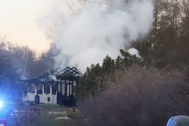 Massiv udrykning: Sommerhus ædt af flammer