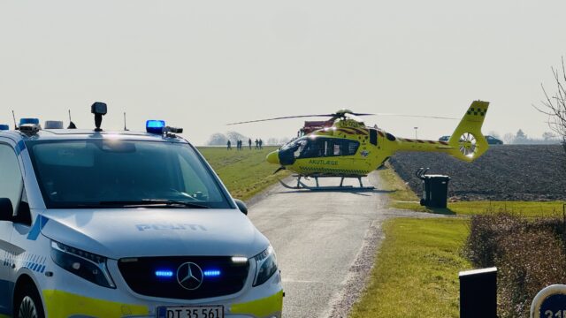 Alvorlig tilskadekomst: Lægehelikopter lander ved hus