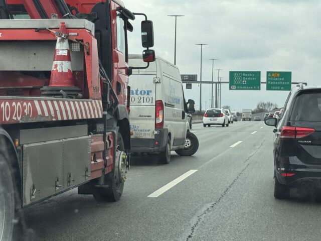 Pas på!: Havareret varevogn står midt på motorvej