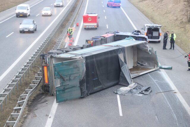 Væltet lastbil lukker alt ned: Massivt kaos på motorvej