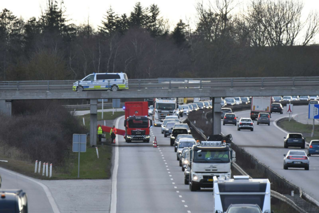 Spærret motorvejsspor skaber kæmpe kø