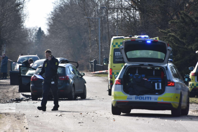 Voldsomt uheld spærrer hele vejen: Lægehelikopteren er ankommet