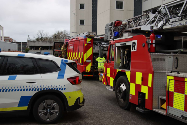 Rykker ud til brand i stort lejlighedskompleks