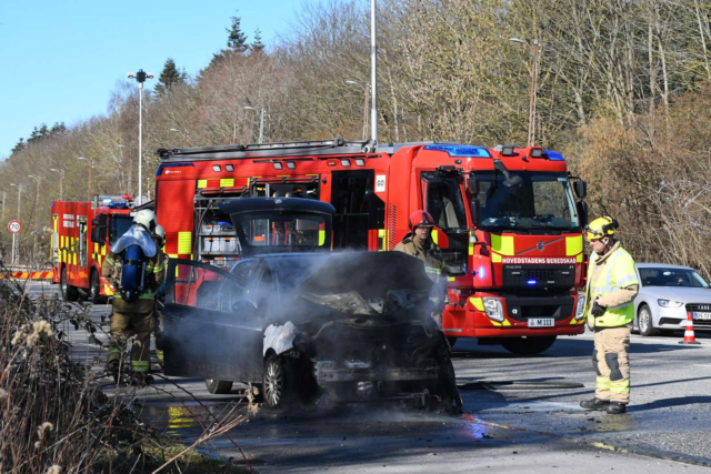 Kraftige flammer spærrer vej på Vestegnen