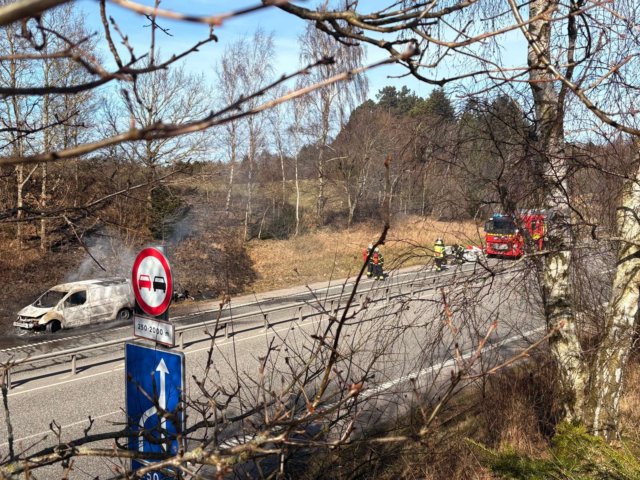 Motorvej fuldstændig afspærret med stor kø: Bil står i brand