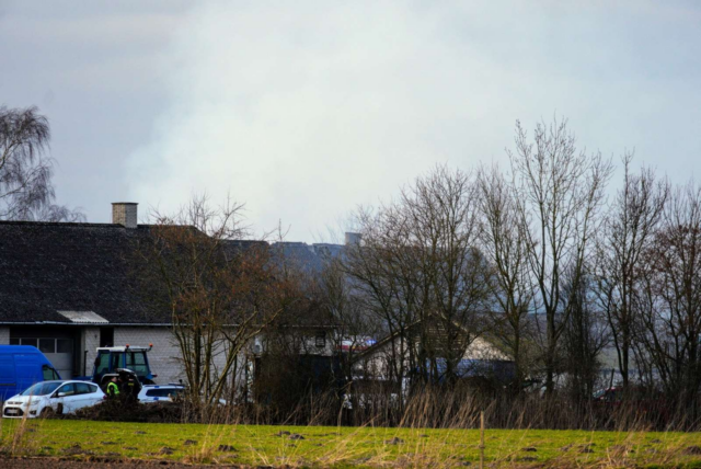 Røgen vælter op fra gårdbrand