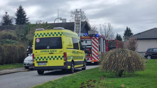 Vækket af brand i hjemmet: En hel familie i ambulance