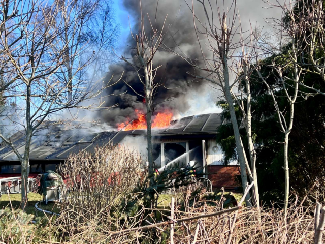 Store flammer hærger sommerhus: ‘Bliv inden døre’